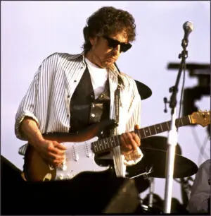 susana-millman-photo-of-bob-dylan-giants stadium-1995